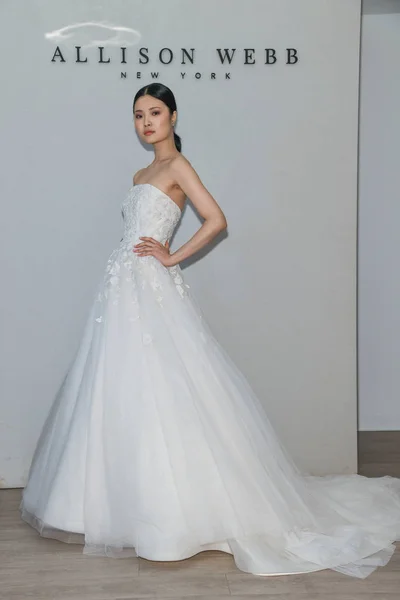 New York April Modell Utgör Allison Webb Våren 2020 Bridal — Stockfoto