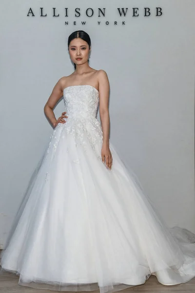 New York April Modell Utgör Allison Webb Våren 2020 Bridal — Stockfoto