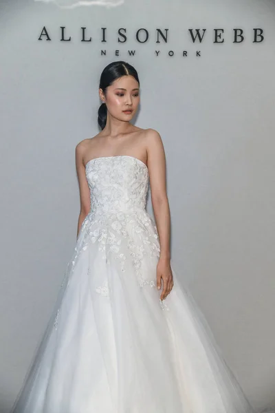 New York April Modell Utgör Allison Webb Våren 2020 Bridal — Stockfoto