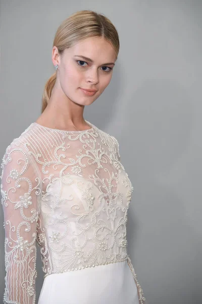 New York April Modell Utgör Allison Webb Våren 2020 Bridal — Stockfoto