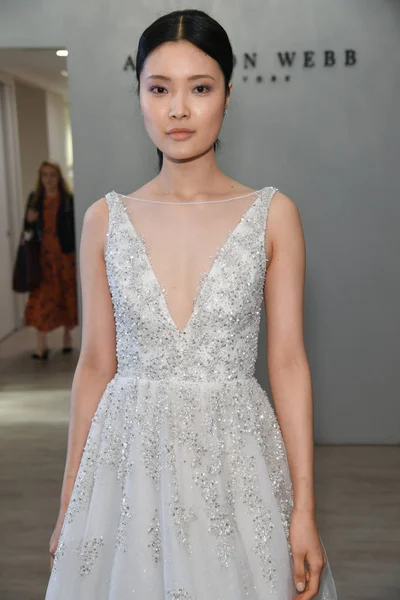 4月12日 在纽约时装周的艾里森 韦伯2020年春季婚礼时装展示会上 一位模特摆出姿势 2019年4月12日在纽约举行婚礼 — 图库照片