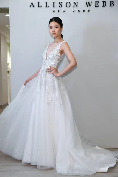 New York April Ein Model Posiert Während Der Brautmodenpräsentation Allison — Stockfoto