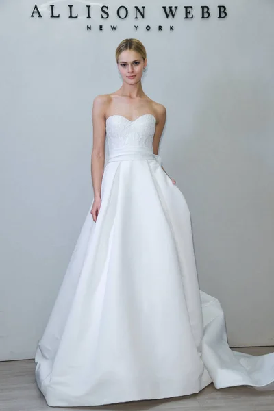 New York April Ein Model Posiert Während Der Brautmodenpräsentation Allison — Stockfoto