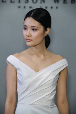 New York, Ny - 12 Nisan: New York Moda Haftası'nda Allison Webb Bahar 2020 gelinlik moda sunumu sırasında bir model pozlar: Nisan'da Gelin 12, 2019 Nyc.