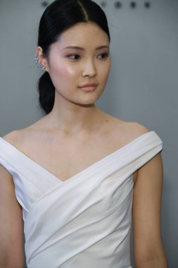 New York, Ny - 12 Nisan: New York Moda Haftası'nda Allison Webb Bahar 2020 gelinlik moda sunumu sırasında bir model pozlar: Nisan'da Gelin 12, 2019 Nyc.