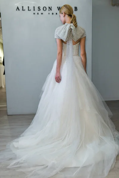 New York April Modell Utgör Allison Webb Våren 2020 Bridal — Stockfoto