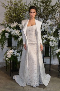 New York, Ny - 13 Nisan: New York Moda Haftası'nda Anne Barge İlkbahar 2020 gelinlik moda sunumu sırasında bir model pozlar: Nisan'da Gelin 13, 2019 Nyc.