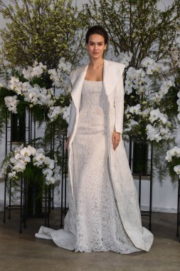 New York, Ny - 13 Nisan: New York Moda Haftası'nda Anne Barge İlkbahar 2020 gelinlik moda sunumu sırasında bir model pozlar: Nisan'da Gelin 13, 2019 Nyc.