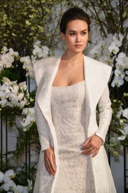 New York, Ny - 13 Nisan: New York Moda Haftası'nda Anne Barge İlkbahar 2020 gelinlik moda sunumu sırasında bir model pozlar: Nisan'da Gelin 13, 2019 Nyc.