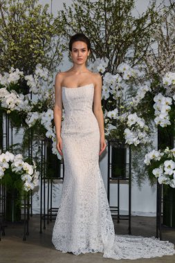 New York, Ny - 13 Nisan: New York Moda Haftası'nda Anne Barge İlkbahar 2020 gelinlik moda sunumu sırasında bir model pozlar: Nisan'da Gelin 13, 2019 Nyc.