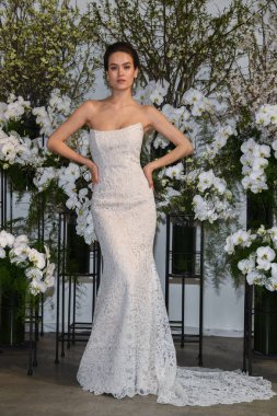 New York, Ny - 13 Nisan: New York Moda Haftası'nda Anne Barge İlkbahar 2020 gelinlik moda sunumu sırasında bir model pozlar: Nisan'da Gelin 13, 2019 Nyc.