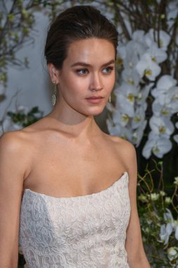 New York, Ny - 13 Nisan: New York Moda Haftası'nda Anne Barge İlkbahar 2020 gelinlik moda sunumu sırasında bir model pozlar: Nisan'da Gelin 13, 2019 Nyc.