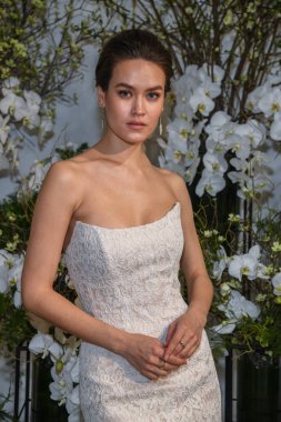 New York, Ny - 13 Nisan: New York Moda Haftası'nda Anne Barge İlkbahar 2020 gelinlik moda sunumu sırasında bir model pozlar: Nisan'da Gelin 13, 2019 Nyc.