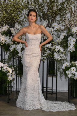 New York, Ny - 13 Nisan: New York Moda Haftası'nda Anne Barge İlkbahar 2020 gelinlik moda sunumu sırasında bir model pozlar: Nisan'da Gelin 13, 2019 Nyc.