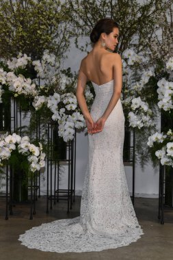New York, Ny - 13 Nisan: New York Moda Haftası'nda Anne Barge İlkbahar 2020 gelinlik moda sunumu sırasında bir model pozlar: Nisan'da Gelin 13, 2019 Nyc.