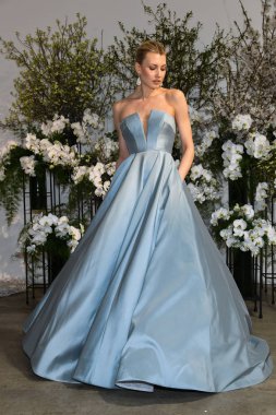 New York, Ny - 13 Nisan: New York Moda Haftası'nda Anne Barge İlkbahar 2020 gelinlik moda sunumu sırasında bir model pozlar: Nisan'da Gelin 13, 2019 Nyc.