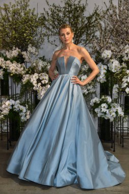 New York, Ny - 13 Nisan: New York Moda Haftası'nda Anne Barge İlkbahar 2020 gelinlik moda sunumu sırasında bir model pozlar: Nisan'da Gelin 13, 2019 Nyc.