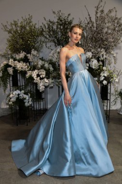New York, Ny - 13 Nisan: New York Moda Haftası'nda Anne Barge İlkbahar 2020 gelinlik moda sunumu sırasında bir model pozlar: Nisan'da Gelin 13, 2019 Nyc.