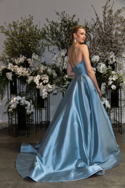 New York, Ny - 13 Nisan: New York Moda Haftası'nda Anne Barge İlkbahar 2020 gelinlik moda sunumu sırasında bir model pozlar: Nisan'da Gelin 13, 2019 Nyc.