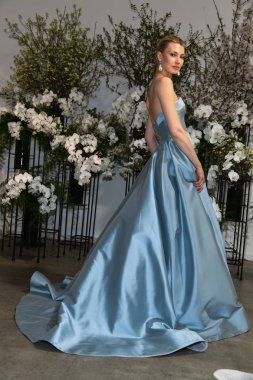 New York, Ny - 13 Nisan: New York Moda Haftası'nda Anne Barge İlkbahar 2020 gelinlik moda sunumu sırasında bir model pozlar: Nisan'da Gelin 13, 2019 Nyc.