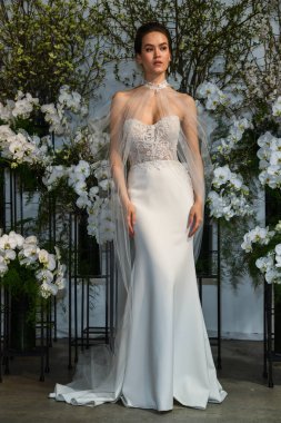 New York, Ny - 13 Nisan: New York Moda Haftası'nda Anne Barge İlkbahar 2020 gelinlik moda sunumu sırasında bir model pozlar: Nisan'da Gelin 13, 2019 Nyc.