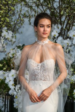 New York, Ny - 13 Nisan: New York Moda Haftası'nda Anne Barge İlkbahar 2020 gelinlik moda sunumu sırasında bir model pozlar: Nisan'da Gelin 13, 2019 Nyc.