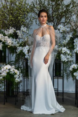 New York, Ny - 13 Nisan: New York Moda Haftası'nda Anne Barge İlkbahar 2020 gelinlik moda sunumu sırasında bir model pozlar: Nisan'da Gelin 13, 2019 Nyc.
