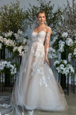 New York, Ny - 13 Nisan: New York Moda Haftası'nda Anne Barge İlkbahar 2020 gelinlik moda sunumu sırasında bir model pozlar: Nisan'da Gelin 13, 2019 Nyc.