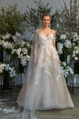 New York, Ny - 13 Nisan: New York Moda Haftası'nda Anne Barge İlkbahar 2020 gelinlik moda sunumu sırasında bir model pozlar: Nisan'da Gelin 13, 2019 Nyc.