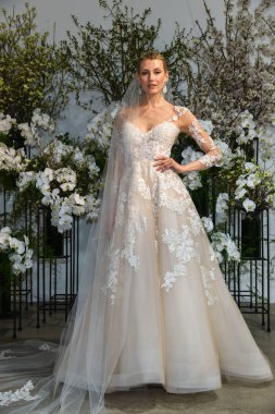 New York, Ny - 13 Nisan: New York Moda Haftası'nda Anne Barge İlkbahar 2020 gelinlik moda sunumu sırasında bir model pozlar: Nisan'da Gelin 13, 2019 Nyc.