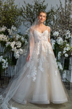New York, Ny - 13 Nisan: New York Moda Haftası'nda Anne Barge İlkbahar 2020 gelinlik moda sunumu sırasında bir model pozlar: Nisan'da Gelin 13, 2019 Nyc.
