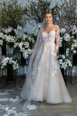 New York, Ny - 13 Nisan: New York Moda Haftası'nda Anne Barge İlkbahar 2020 gelinlik moda sunumu sırasında bir model pozlar: Nisan'da Gelin 13, 2019 Nyc.