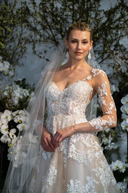 New York, Ny - 13 Nisan: New York Moda Haftası'nda Anne Barge İlkbahar 2020 gelinlik moda sunumu sırasında bir model pozlar: Nisan'da Gelin 13, 2019 Nyc.