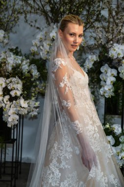 New York, Ny - 13 Nisan: New York Moda Haftası'nda Anne Barge İlkbahar 2020 gelinlik moda sunumu sırasında bir model pozlar: Nisan'da Gelin 13, 2019 Nyc.