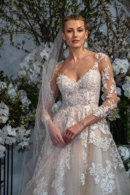 New York, Ny - 13 Nisan: New York Moda Haftası'nda Anne Barge İlkbahar 2020 gelinlik moda sunumu sırasında bir model pozlar: Nisan'da Gelin 13, 2019 Nyc.
