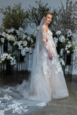 New York, Ny - 13 Nisan: New York Moda Haftası'nda Anne Barge İlkbahar 2020 gelinlik moda sunumu sırasında bir model pozlar: Nisan'da Gelin 13, 2019 Nyc.