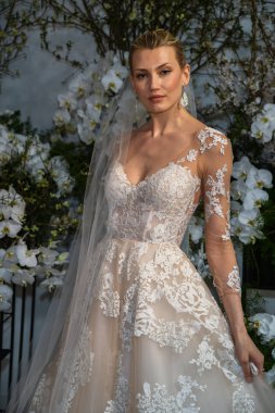 New York, Ny - 13 Nisan: New York Moda Haftası'nda Anne Barge İlkbahar 2020 gelinlik moda sunumu sırasında bir model pozlar: Nisan'da Gelin 13, 2019 Nyc.