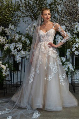 New York, Ny - 13 Nisan: New York Moda Haftası'nda Anne Barge İlkbahar 2020 gelinlik moda sunumu sırasında bir model pozlar: Nisan'da Gelin 13, 2019 Nyc.