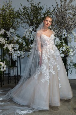 New York, Ny - 13 Nisan: New York Moda Haftası'nda Anne Barge İlkbahar 2020 gelinlik moda sunumu sırasında bir model pozlar: Nisan'da Gelin 13, 2019 Nyc.