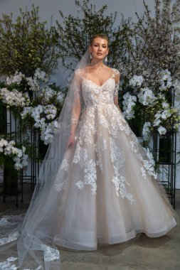 New York, Ny - 13 Nisan: New York Moda Haftası'nda Anne Barge İlkbahar 2020 gelinlik moda sunumu sırasında bir model pozlar: Nisan'da Gelin 13, 2019 Nyc.