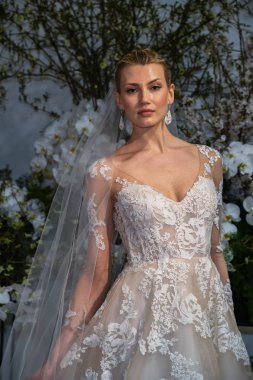 New York, Ny - 13 Nisan: New York Moda Haftası'nda Anne Barge İlkbahar 2020 gelinlik moda sunumu sırasında bir model pozlar: Nisan'da Gelin 13, 2019 Nyc.