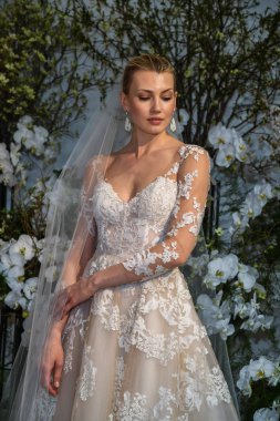 New York, Ny - 13 Nisan: New York Moda Haftası'nda Anne Barge İlkbahar 2020 gelinlik moda sunumu sırasında bir model pozlar: Nisan'da Gelin 13, 2019 Nyc.