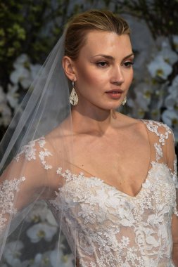 New York, Ny - 13 Nisan: New York Moda Haftası'nda Anne Barge İlkbahar 2020 gelinlik moda sunumu sırasında bir model pozlar: Nisan'da Gelin 13, 2019 Nyc.