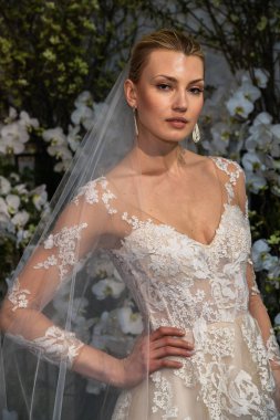 New York, Ny - 13 Nisan: New York Moda Haftası'nda Anne Barge İlkbahar 2020 gelinlik moda sunumu sırasında bir model pozlar: Nisan'da Gelin 13, 2019 Nyc.