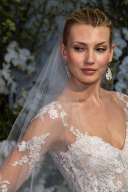 New York, Ny - 13 Nisan: New York Moda Haftası'nda Anne Barge İlkbahar 2020 gelinlik moda sunumu sırasında bir model pozlar: Nisan'da Gelin 13, 2019 Nyc.