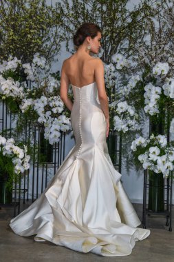 New York, Ny - 13 Nisan: New York Moda Haftası'nda Anne Barge İlkbahar 2020 gelinlik moda sunumu sırasında bir model pozlar: Nisan'da Gelin 13, 2019 Nyc.