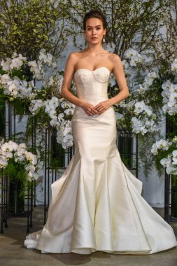 New York, Ny - 13 Nisan: New York Moda Haftası'nda Anne Barge İlkbahar 2020 gelinlik moda sunumu sırasında bir model pozlar: Nisan'da Gelin 13, 2019 Nyc.