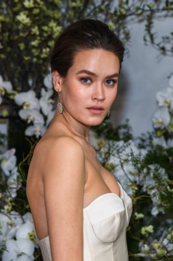 New York, Ny - 13 Nisan: New York Moda Haftası'nda Anne Barge İlkbahar 2020 gelinlik moda sunumu sırasında bir model pozlar: Nisan'da Gelin 13, 2019 Nyc.