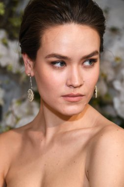 New York, Ny - 13 Nisan: New York Moda Haftası'nda Anne Barge İlkbahar 2020 gelinlik moda sunumu sırasında bir model pozlar: Nisan'da Gelin 13, 2019 Nyc.