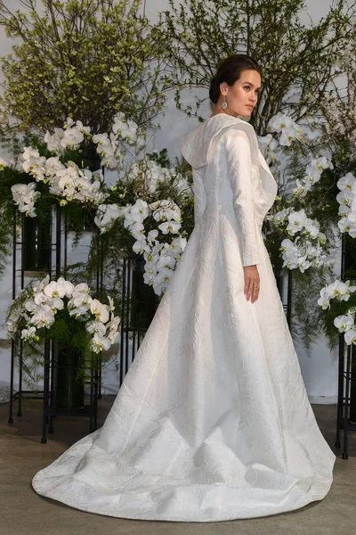 Nueva York Abril Una Modelo Posa Durante Presentación Moda Nupcial —  Fotos de Stock